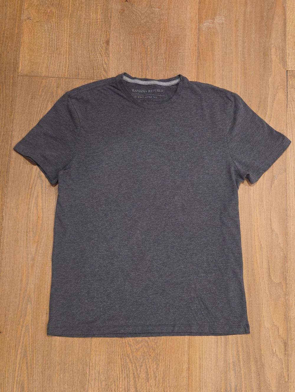 SOFT Wash Banana Republic Men's Short Sleeve Crew Tee in Charcoal Gray